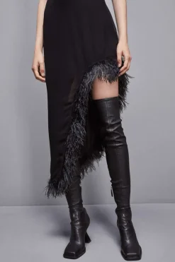 Abito con piume in chiffon