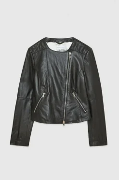 Biker in pelle con impunture
