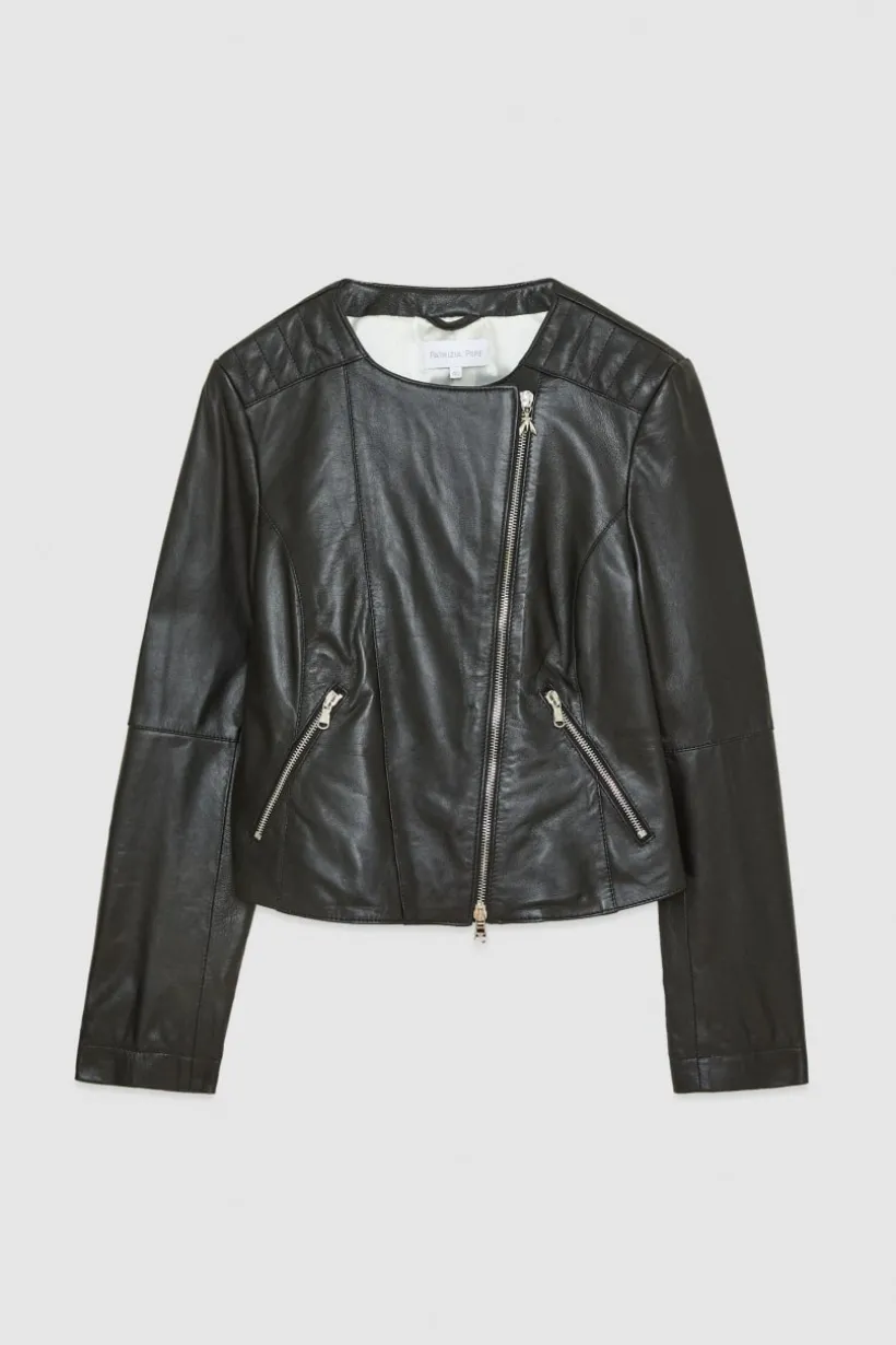 Biker in pelle con impunture