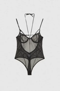 Body in tulle