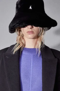 Cappello in tessuto sintetico