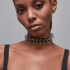 Choker con borchie in nikel e pelle