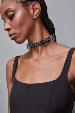 Choker con borchie in nikel e pelle