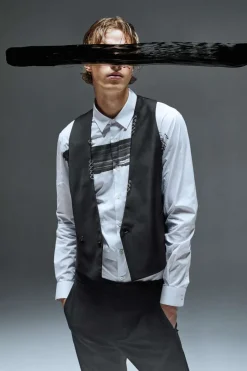 Gilet asimmetrico con piercing