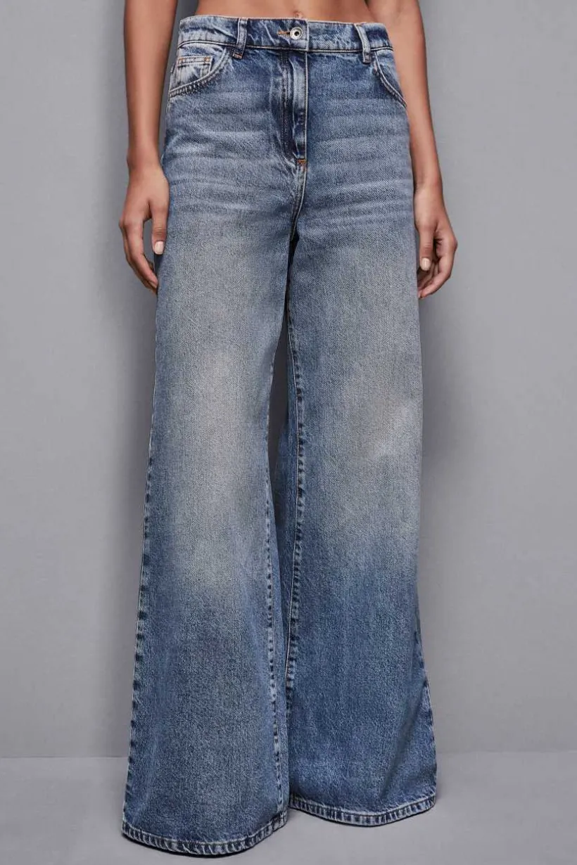 Jeans a vita bassa e gamba larga