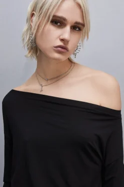 Maglia con spalla scesa 