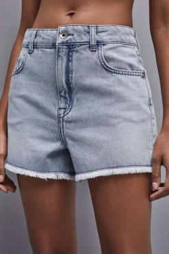Pantaloncini in jeans sfrangiati