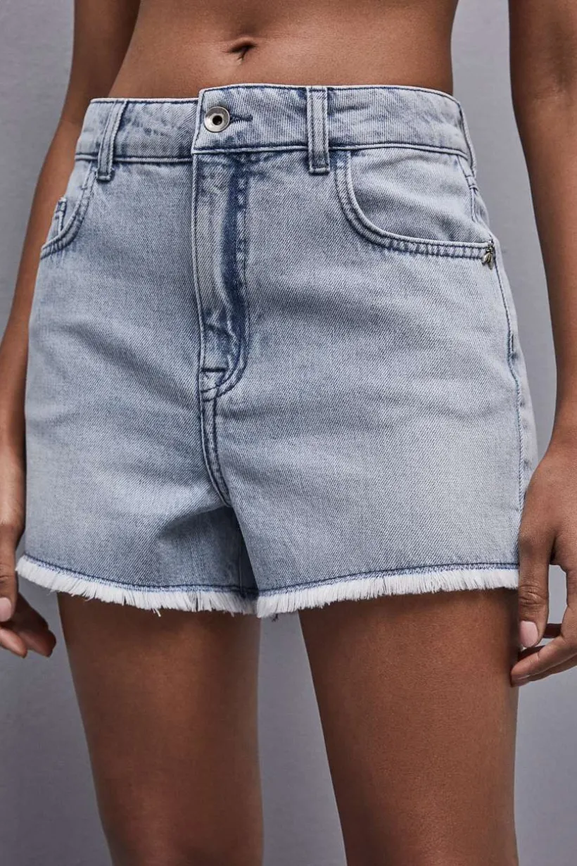 Pantaloncini in jeans sfrangiati