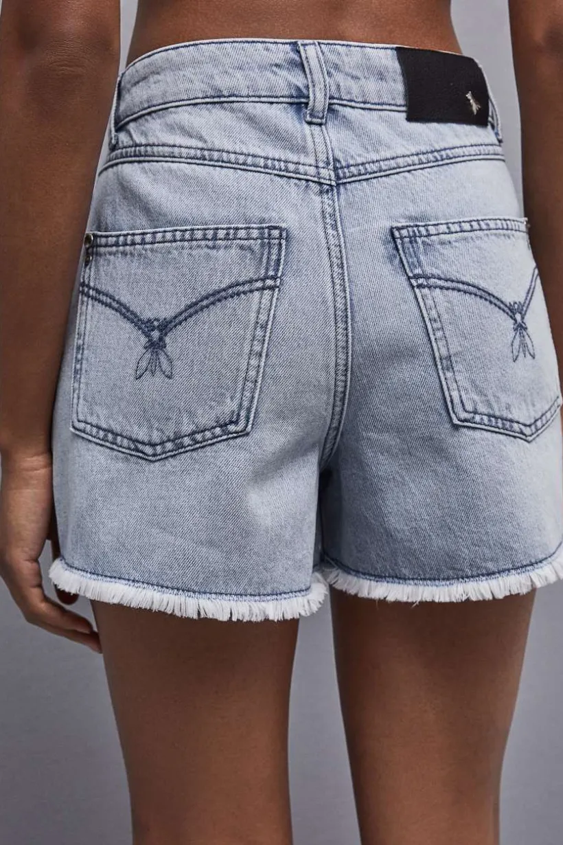 Pantaloncini in jeans sfrangiati