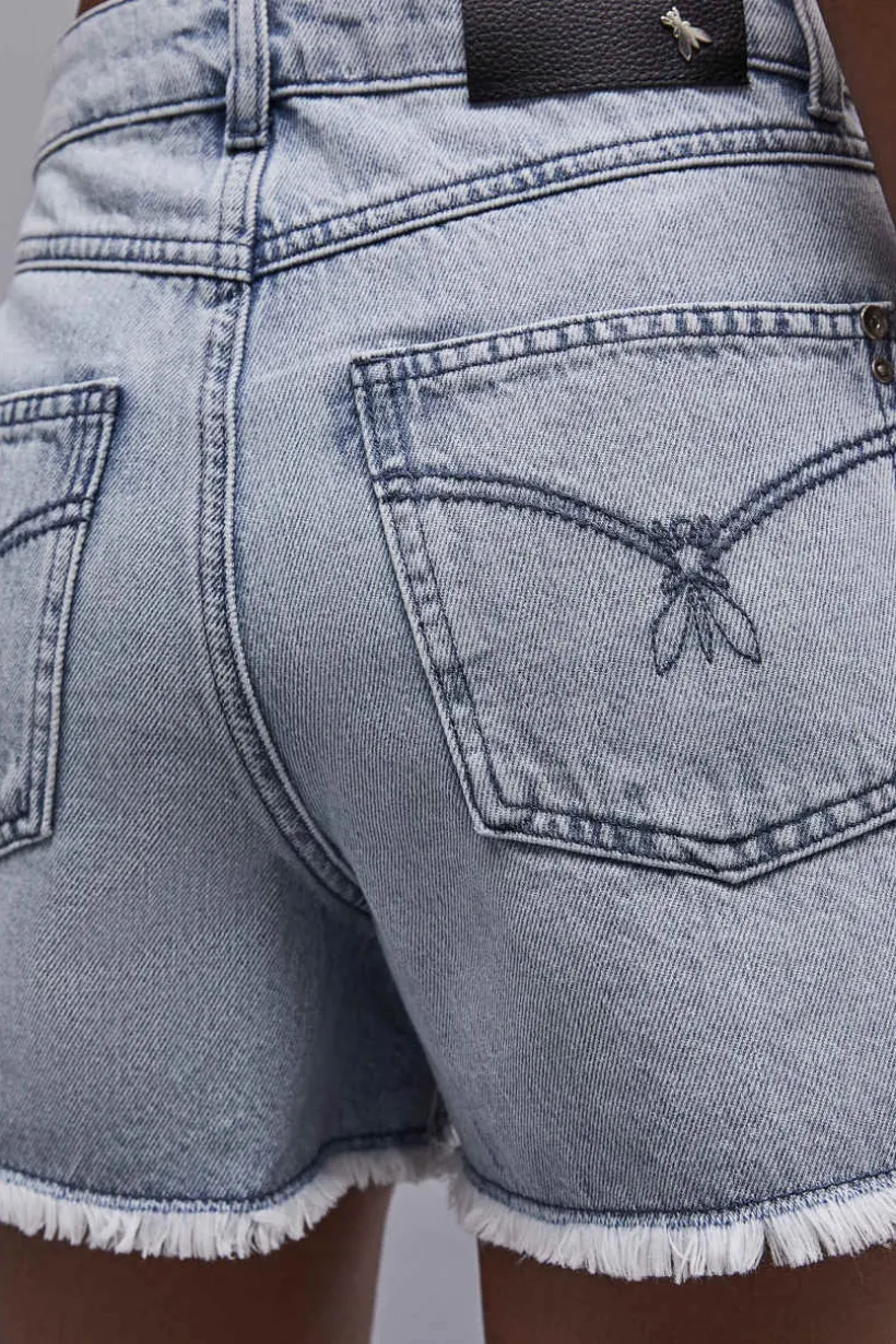 Pantaloncini in jeans sfrangiati