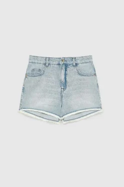 Pantaloncini in jeans sfrangiati